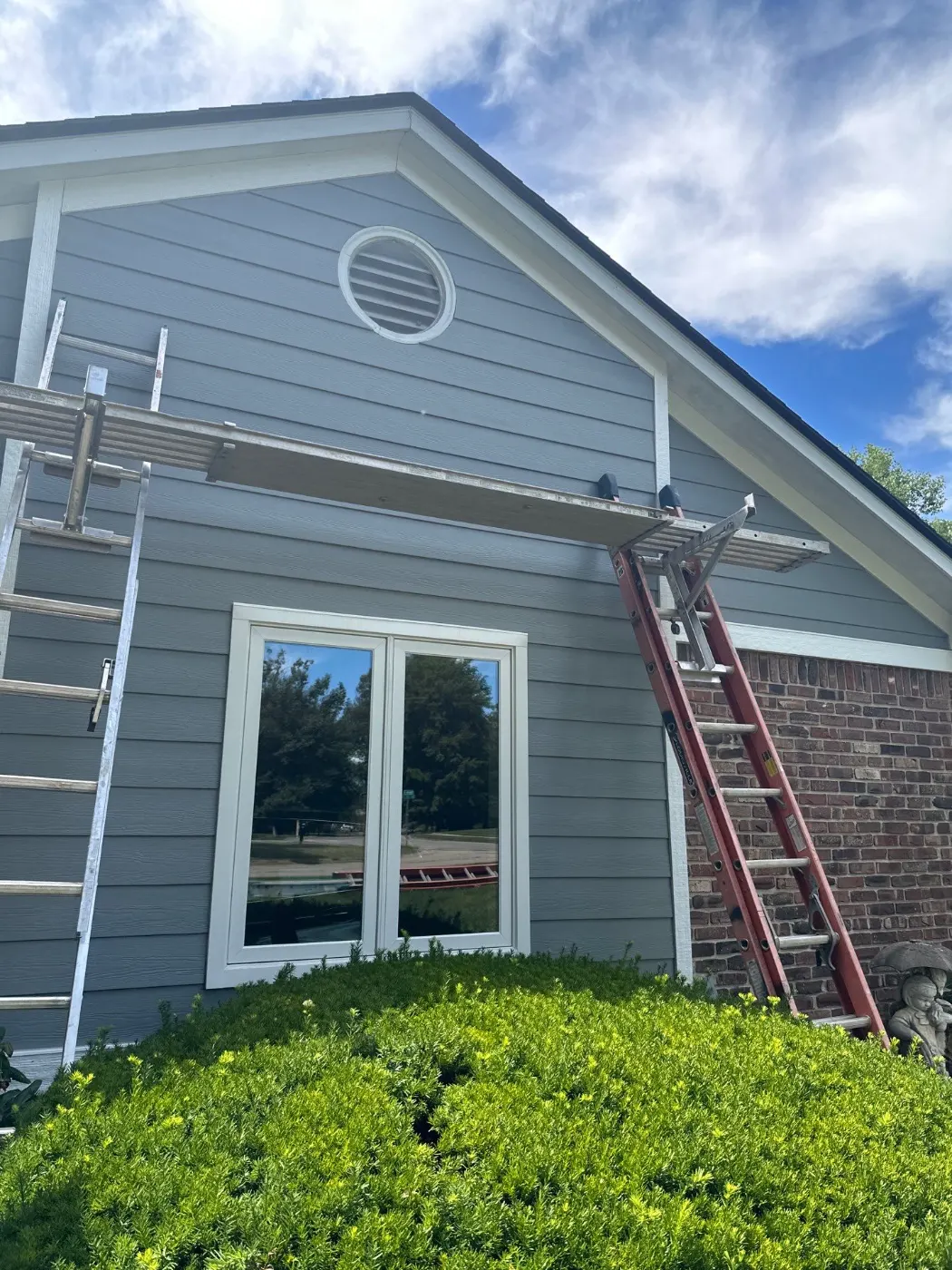 Trim and flashing detail on a Aberdeen Bend siding job